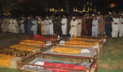 Familiares asisten al funeral de nueve personas de la misma familia, este lunes en Multan (Pakistán). 