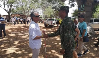 Jesús Santrich dándole la bienvenida al comandante del ejército de alta montaña del César.