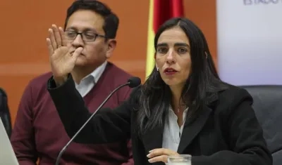 La ministra de Salud de Bolivia, Gabriela Montaño (d), habla junto al viceministro de Salud, Álvaro Terrazas, en una rueda de prensa este lunes en La Paz (Bolivia). 