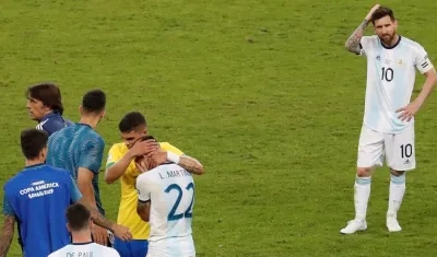 Lionel Messi (d) de Argentina al final del partido Brasil-Argentina de semifinales de la Copa América, que perdieron los argentinos.