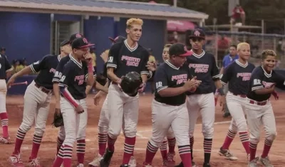 Jugadores de Puerto Rico celebran victoria. 