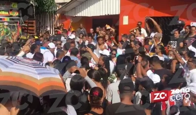 El cortejo fúnebre, a la salida de la casa donde residía Jair Roberto.