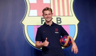 Frenkie de Jong, posa para los medios en la tienda del Barcelona FC. 