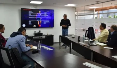 Carlos Queiroz suministra información a los entrenadores de las menores. 