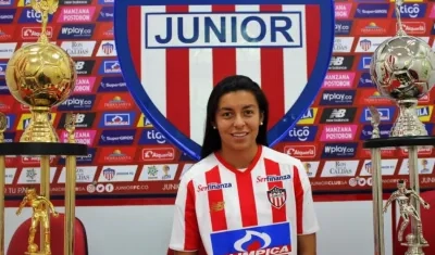 Yoreli Rincón con la camiseta de Junior. 