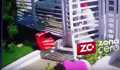 Momento en que el homicida emprende la huida dejando el maletín de domicilios que utilizó como señuelo.