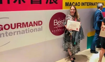 La Primera dama departamento, Lilian Borrero con el reconocimeinto de Gourmand World Awards 2019.