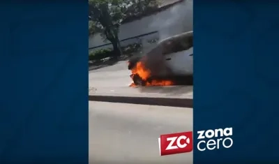 Incendio de buseta en la Vía 40.