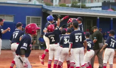 Puerto Rico festeja su victoria ante Venezuela. 