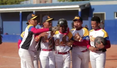 Jugadores de Colombia-Falcon celebran una anotación. 