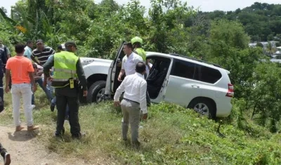 Así quedó la camioneta en la que se desplazaban la Ministra del Interior y el Gobernador de Bolívar.
