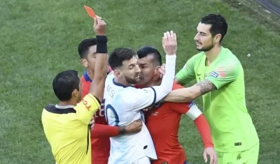 Lionel Messi y Gary Medel, expulsados. 