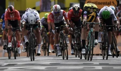 Mike Teunissen se impone en la meta a Peter Sagan.