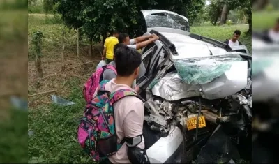 Totalmente destruido quedó el vehículo Duster tras el accidente. 