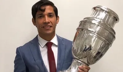 Matías Fernández, jugador chileno de Junior, con el trofeo de la Copa América. 