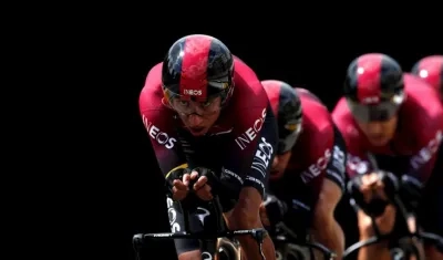 Egan Bernal realiza su relevo durante la contrarreloj por equipos. 