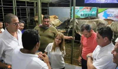 Elsa Noguera De la Espriella dialogando con representantes del sector agropecuario en el Atlántico.