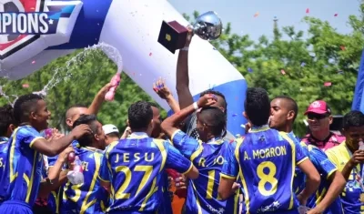 Metrostar celebran el título de campeón. 