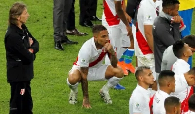 Paolo Guerrero se lamenta tras el final del partido, al lado del técnico Ricardo Gareca. 