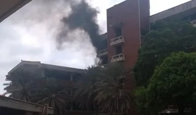 Así se ve el humo que sale del último piso del Bloque D.