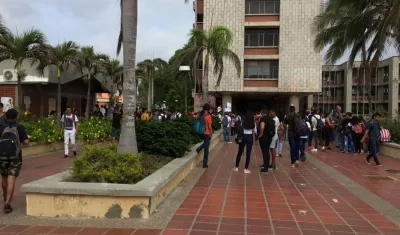 Estudiantes regresan a la normalidad académica.