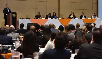 El Jefe de Estado acompañado por los directivos de los entes de control y las autoridades electorales.