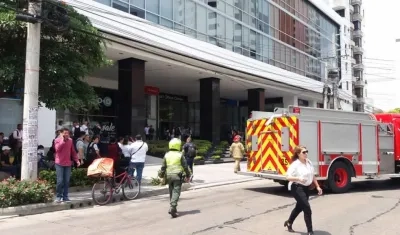 Bomberos hacen presencia en el Smart Office Center.