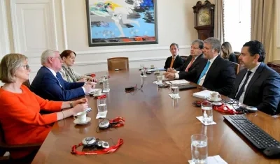 Delegados de la UE y los del Gobierno, con el Presidente Iván Duque.