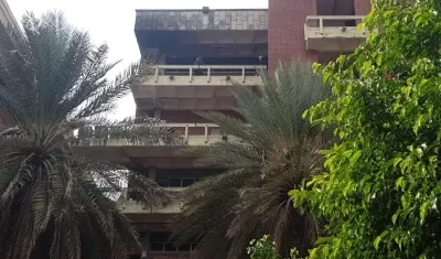 El quinto piso del Bloque D de UniAlántico afectado por un inexplicable incendio en la tarde de este lunes.