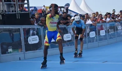 Alex Cujavante celebra la medalla de este martes. 