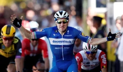 Elia Viviani, levanta los brazos al ganar la cuarta etapa en el Tour.