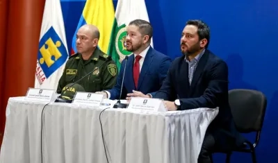 El subcomandante Policía Metropolitana de Bogotá, coronel Javier Martín Gámez; el Fiscal Delegado contra las finanzas criminales, Andrés Jiménez, y el secretario de Seguridad de Bogotá, Jairo García.