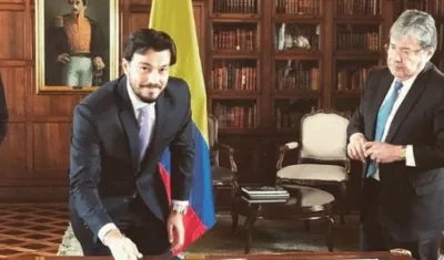 Luciano D'Alessandro firmando el documento que oficializa su nacionalidad. 