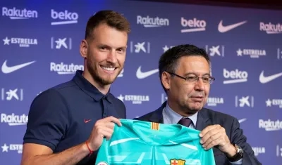 El portero brasileño Neto, posa junto al presidente del Barcelona, Josep María Bartomeu.
