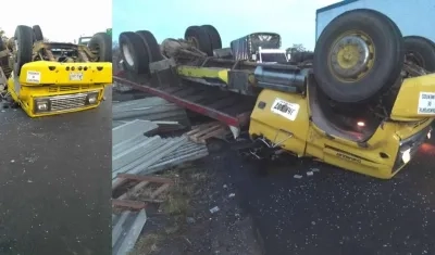 Así quedó el camión volcado en la vía Ciénaga Barranquilla.