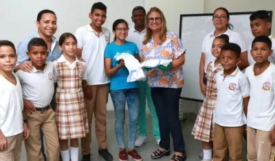 La Secretaria de Educación, Bibiana Rincón, con estudiantes barranquilleros.
