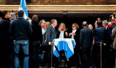 Inés Pertiné (c-d), esposa del expresidente argentino Fernando de la Rúa, y su hija Agustina De La Rua (c), en compañía de decenas de personas, despiden los restos de De la Rúa.