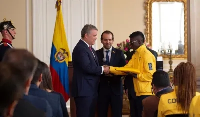 Iván Duque entrega el pabellón nacional a Yuberjen Martínez. 