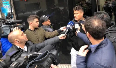 Andrés Roa atiende a los reporteros en Argentina. 