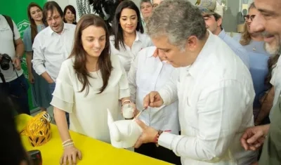 La Consejera para las Regiones, Karen Abudinen, con el Presidente, Iván Duque.