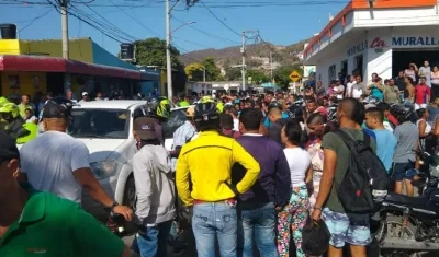 Una multitud en los alrededores del lugar del asesinato.