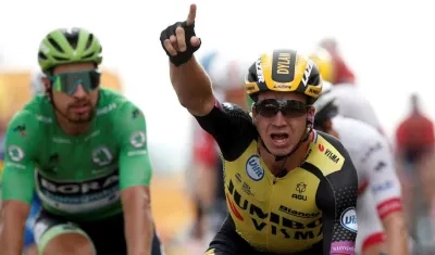 Dylan Gronewegen se impone en la llegada. 