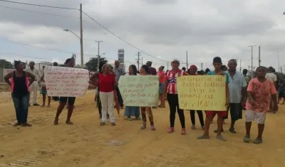 Habitantes de La Chinita bloqueando las vías de acceso al nuevo Puente Pumarejo.