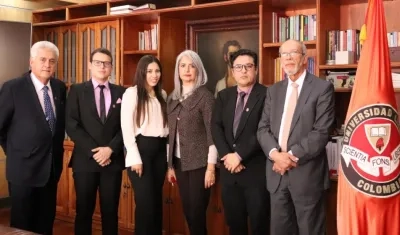 Los estudiantes exaltados y los académicos que los acompañaron.