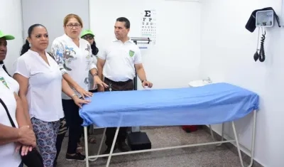 La Secretaria de Salud, Alma Solano, inspeccionando las instalaciones.