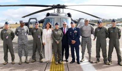 La capitana Charry, en la mitad de Marta Lucía Ramírez e Iván Duque.