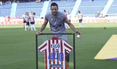 Sebastián Viera con su camiseta.