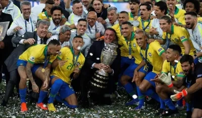 Jair Bolsonaro y los jugadores de Brasil.