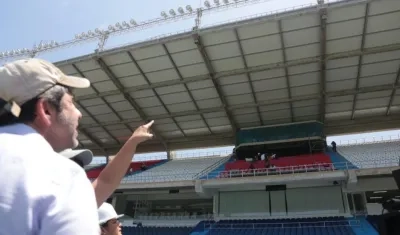 El Alcalde inspeccionando la nueva cabina de transmisión. 