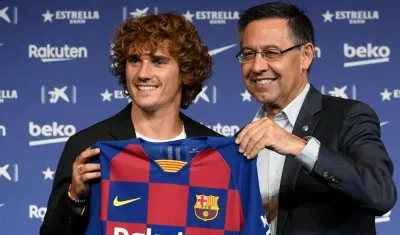 Antoine Griezmann y Josep Bartomeu.
